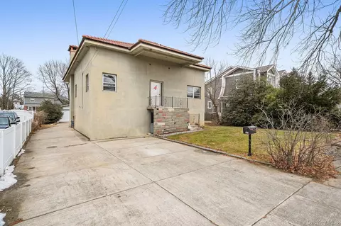 181 Walnut St, Lynbrook, NY 11563