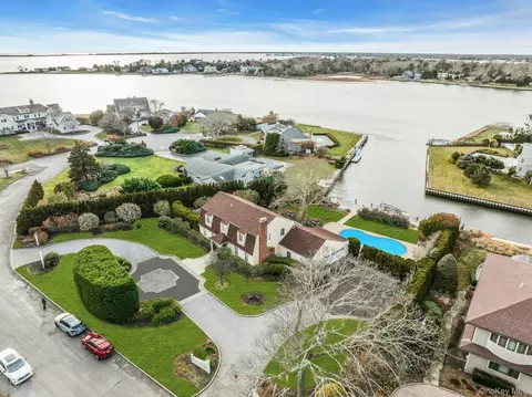 26 Oak Ln, Hampton Bays, NY 11946