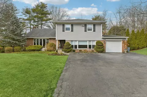 14 Fairway Dr, North Hempstead, NY 11020