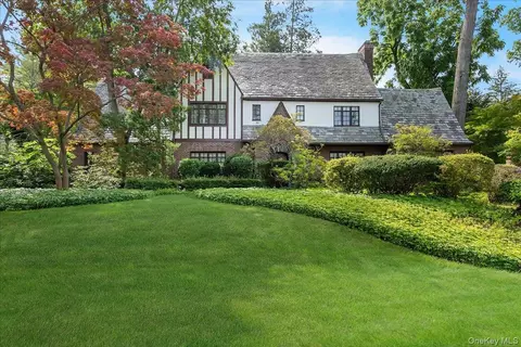 106 Ash Dr, North Hempstead, NY 11021