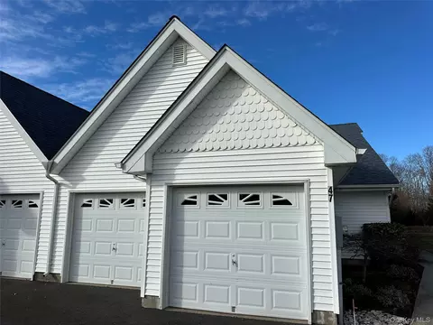 47 Summerfield Ln N, Riverhead, NY 11901