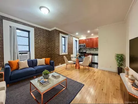 21-06 35th St #3C, New York, NY 11105
