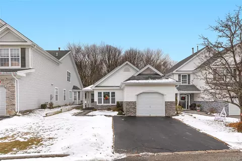 50 Perri Cir, Middle Island, NY 11953