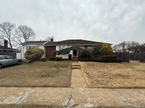 346 Holmes St, Levittown, NY 11756