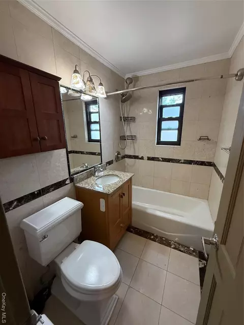 40 Terrace Cir #4C, North Hempstead, NY 11021