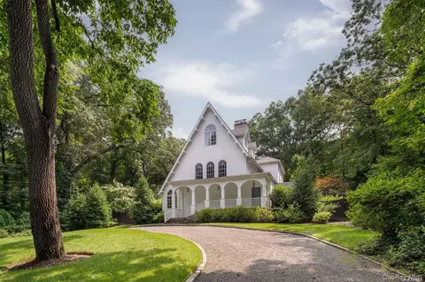 1347 Chicken Valley Rd, Oyster Bay, NY 11771