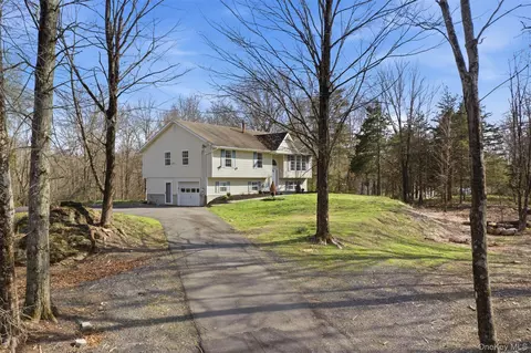 600 Twin Arch Rd, Rock Tavern, NY 12575