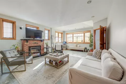 66-71 74th St, New York, NY 11379