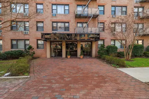 3 Birchwood Ct #2J, North Hempstead, NY 11501