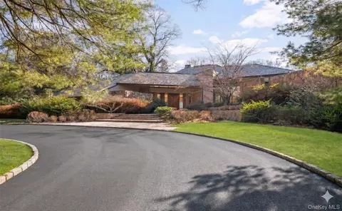 101 Wheatley Rd, North Hempstead, NY 11568