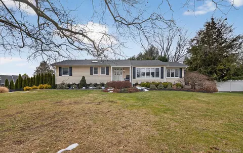 18 Canterbury Ln, Nesconset, NY 11767