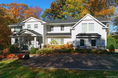 220 Mimosa Dr, North Hempstead, NY 11576