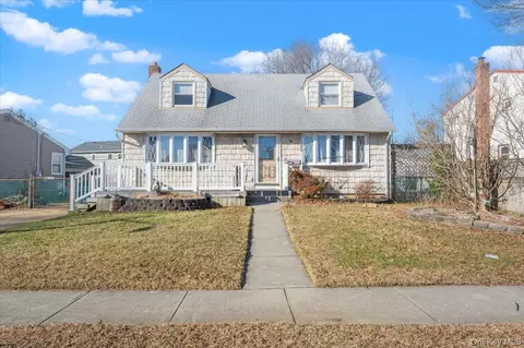 9 Stanford Ln, Hicksville, NY 11801