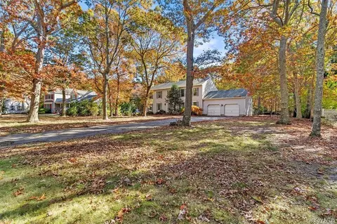 34 Andys Ln, Eastport, NY 11941
