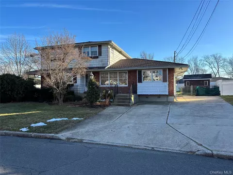 7 Romeo Ln, Commack, NY 11725