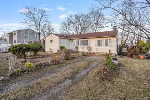 79 Centerwood St, West Babylon, NY 11704