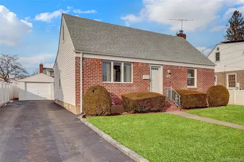206 9th St, Hicksville, NY 11801