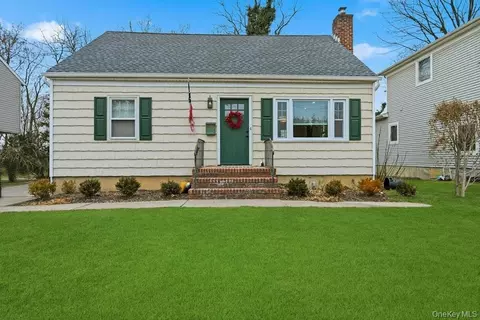 15 School St, North Hempstead, NY 11050