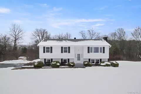 7 Lydia Dr, Wappinger, NY 12590