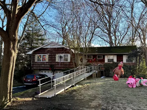20 Camelia Pl, Hauppauge, NY 11788