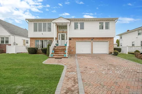 105 Arlington St, North Hempstead, NY 11501