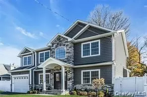 9 Briggs St, Hicksville, NY 11801