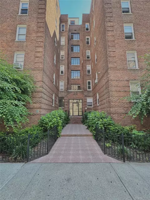 2090 Barnes Ave #3G, New York, NY 10462