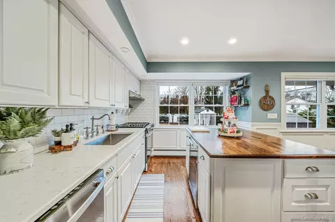 Kitchen - 68 Elder Dr, Commack, NY 11725 photo 2 of 3