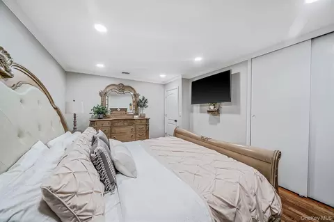 Bedroom - 68 Elder Dr, Commack, NY 11725 photo 6 of 7