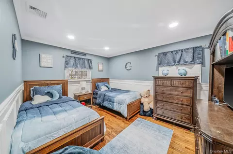 Bedroom - 68 Elder Dr, Commack, NY 11725 photo 7 of 7