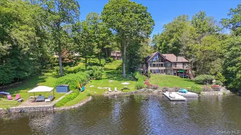 342 Lake Shore Rd, Putnam Valley, NY 10579