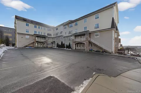 10 Lemberg Ct #401, Monroe, NY 10950