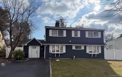 65 Prince Ln, North Hempstead, NY 11590