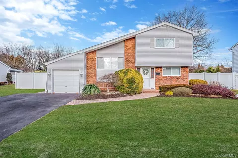 7 Seneca Dr, Commack, NY 11725