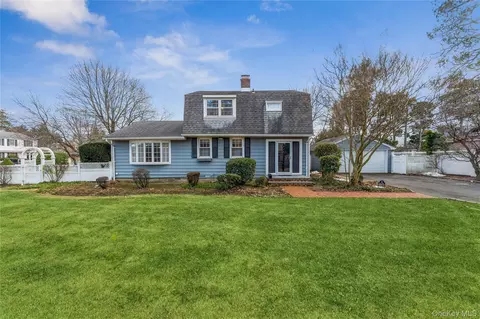 16 Eighth St, North Hempstead, NY 11514
