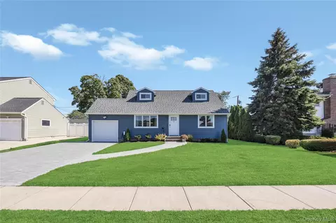 23 Peachtree Ln, Hicksville, NY 11801