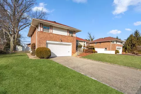 527 Alicia Dr, North Hempstead, NY 11590
