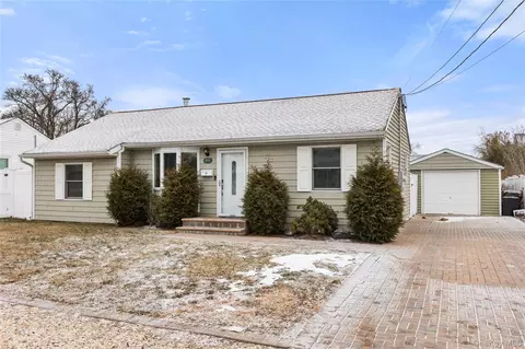 1361 Manatuck Blvd, Bay Shore, NY 11706
