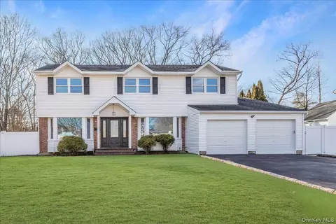20 Shirley Ct, Commack, NY 11725