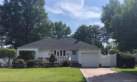 69 Soundview Rd, North Hempstead, NY 11020