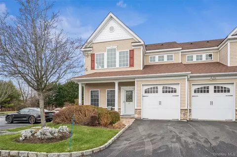 22 Meadow Ct, Oakdale, NY 11769