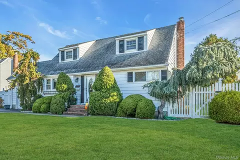 17 Linwood Pl, Massapequa Park, NY 11762