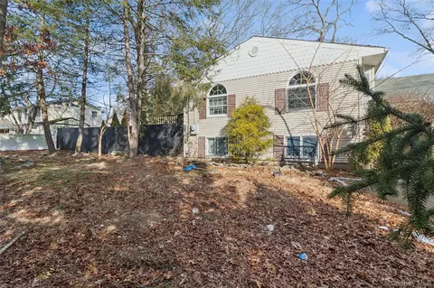 3 Allegheny Dr W, Farmingville, NY 11738