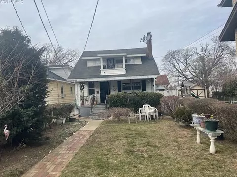 13-77 Eggert Pl, Far Rockaway, NY 11691