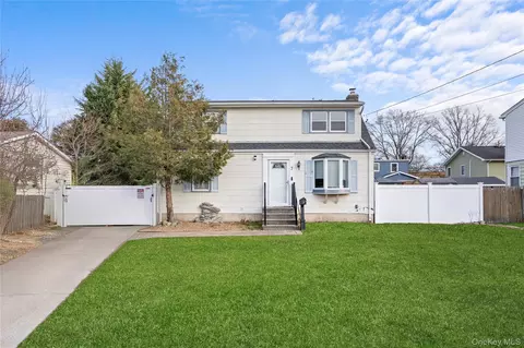 7 East Ct, Bethpage, NY 11714