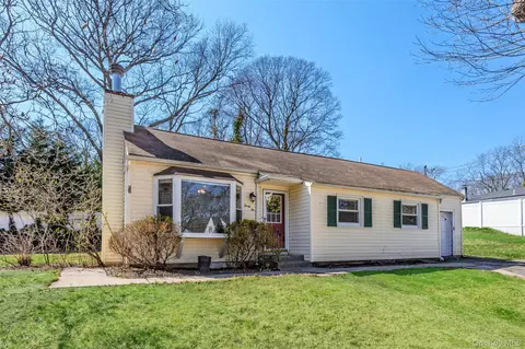 32 Hewlett Dr, Sound Beach, NY 11789
