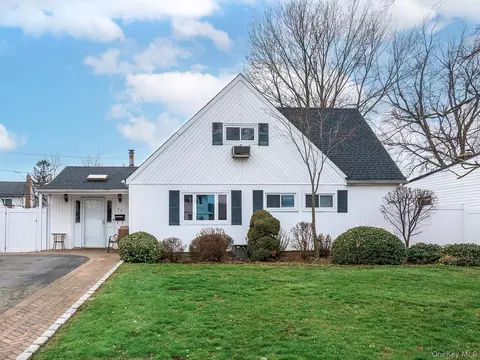 24 Glow Ln, Hicksville, NY 11801