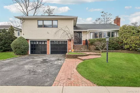 15 Baylis Pl, Lynbrook, NY 11563