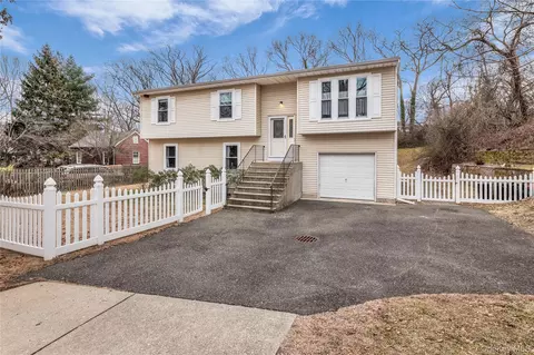 46 Craven St, Huntington Station, NY 11746