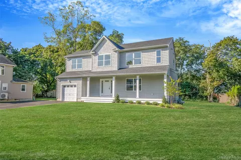 817 Pondview Rd, Riverhead, NY 11901